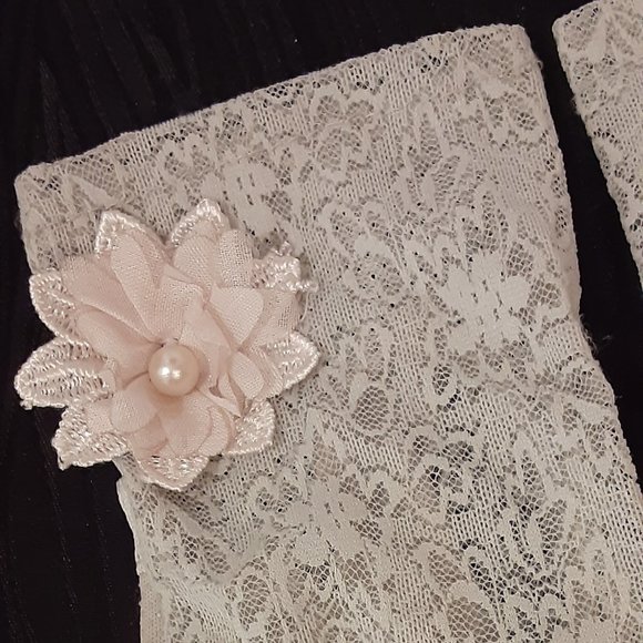 Grey Lace, Summer Wedding Driving Touch Screen Gloves, Flower Detail. Medium - Picture 4 of 9